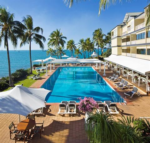 where to stay airlie beach - coral sea resort
