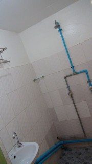 Yee Shin Guest house Hsipaw: The shared shower is separate from the toilet and surprisingly clean.