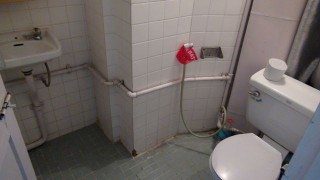 Nylon Hotel Mandalay: The Bathroom has seen better days...