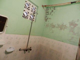 Large Golden Pot - Cheap Guest house Bagan: Shower